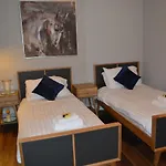 Luxury Home In York - Sleeps -5 , Free Parking ,