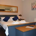 Luxury Home In York - Sleeps -5 , Free Parking ,